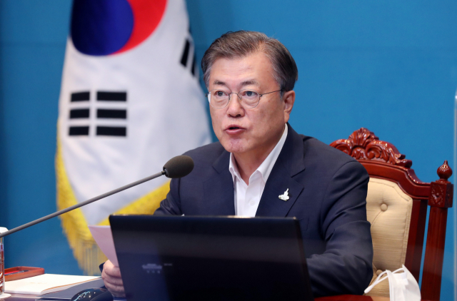 문재인 대통령이 14일 청와대에서 수석·보좌관 회의를 주재하고 있다. 연합뉴스