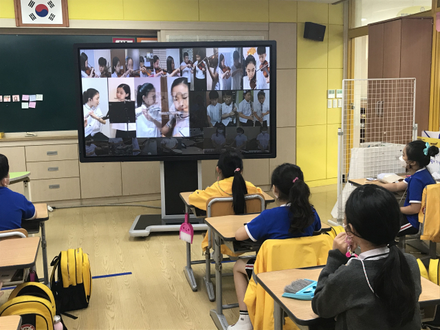 경북대사범대학부설초등학교가 14일 온라인으로 오케스트라 정기 연주회를 열어 화제다. 학생 단원들이 연주한 영상을 모아 합주곡을 완성했고, 이날 최종 편집한 영상을 학교 특별 방송을 통해 공개했다. 경대사대부초 제공