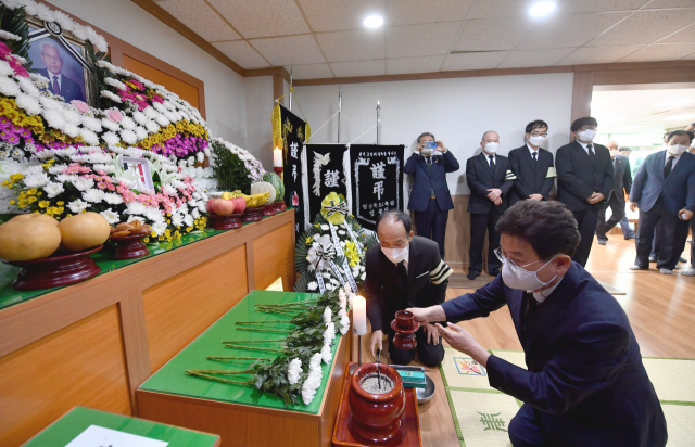 이철우 경상북도지사가 고(故) 배선두 애국지사 빈소를 찾아 조문하고 있다. 경북도 제공