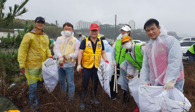 김태주(왼쪽 세 번째) 국제라이온스협회 356-E 경북지구 총재와 포항지역 라이온스클럽 회원들이 포항 구룡포 일대에서 태풍 피해 복구작업에 구슬땀을 흘리고 있다. 국제라이온스협회 제공