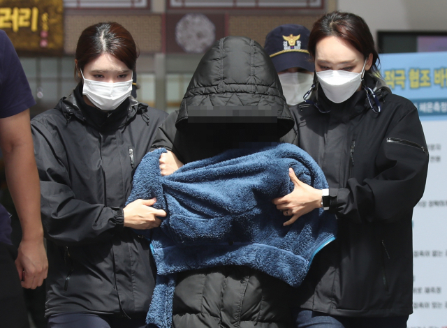인천 을왕리해수욕장 인근에서 치킨 배달을 하던 50대 가장을 치어 숨지게 한 음주 운전자 A씨가 14일 오후 구속 전 피의자 심문(영장실질심사)을 받기 위해 인천시 중구 중부경찰서를 나오고 있다. 연합뉴스