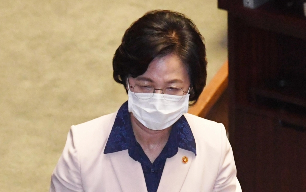추미애 법무부 장관이 14일 국회 본회의장에서 열린 정치분야 대정부 질문에 출석, 답변을 마치고 자리로 돌아오고 있다. 연합뉴스