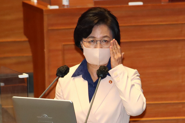 추미애 법무부 장관이 14일 국회 본회의장에서 열린 정치분야 대정부 질문에 출석, 더불어민주당 정청래 의원의 질의에 답변하고 있다. 연합뉴스