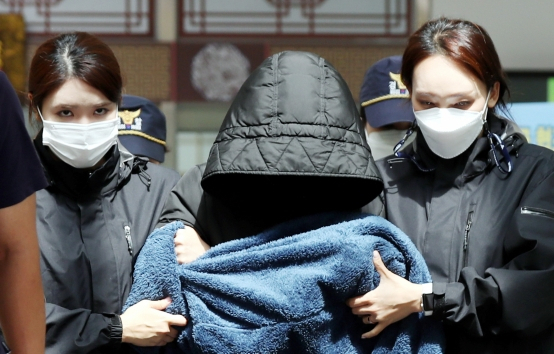 인천 을왕리해수욕장 인근에서 치킨 배달을 하던 50대 가장을 치어 숨지게 한 음주 운전자 A씨(가운데)가 14일 오후 구속 전 피의자 심문(영장실질심사)을 받기 위해 인천시 중구 중부경찰서를 나오고 있다. 연합뉴스