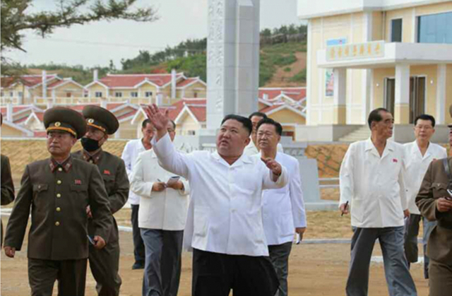 노동당 기관지 노동신문은 15일 김정은 국무위원장이 태풍 피해복구를 마친 황해북도 강북리 현장을 돌아봤다고 보도했다. 연합뉴스