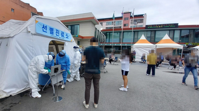 경남 함양군에서 택시기사가 확진된 뒤 지역사회 감염이 확산하는 가운데 12일 함양군보건소 선별진료소가 코로나19 바이러스 검사를 받으려는 사람들로 붐비고 있다. 연합뉴스