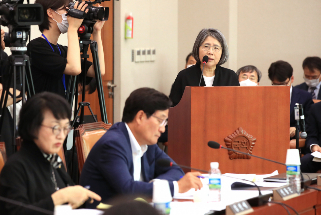 김영란 대법원 양형위원회 위원장이 23일 국회 법제사법위원회 전체회의에서 미래통합당 의원들이 불참한 가운데 업무보고를 하고 있다. 연합뉴스