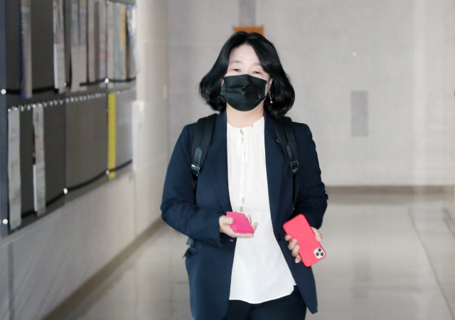 보조금 부정 수령 혐의 등으로 불구속 기소된 더불어민주당 윤미향 의원이 15일 오전 서울 여의도 국회 의원회관 내 사무실로 출근하고 있다. 연합뉴스