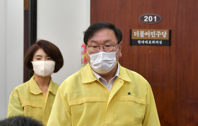 더불어민주당 김태년 원내대표와 한정애 정책위의장이 15일 국회에서 열린 원내대책회의에 참석하고 있다. 연합뉴스