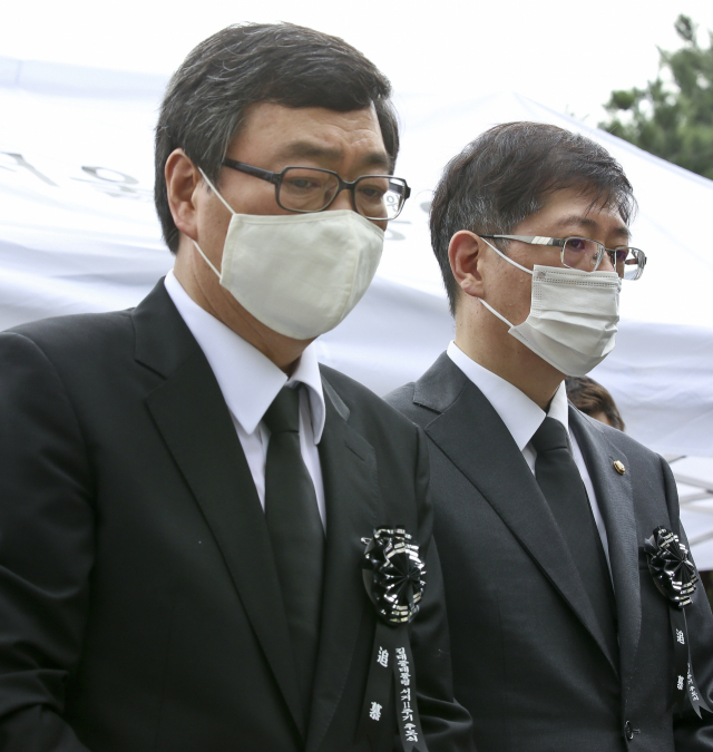 고 김대중 전 대통령 서거 11주기 추도식이 18일 오전 국립서울현충원 김 전 대통령 묘역에서 열렸다. 고인의 차남 김홍업 김대중평화센터 이사장(왼쪽)과 삼남 더불어민주당 김홍걸 의원이 추도식에 참석해 있다. 연합뉴스