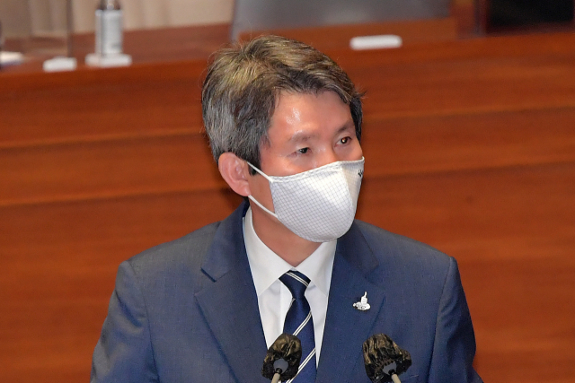 이인영 통일부 장관이 15일 오후 서울 여의도 국회에서 열린 본회의에서 국민의힘 박진 의원의 대정부 질의에 답하고 있다. 연합뉴스