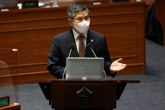 정경두 국방부 장관이 15일 국회 본회의장에서 열린 외교·통일·안보 분야 대정부 질문에서 답변하고 있다. 연합뉴스