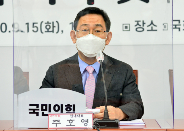 국민의힘 주호영 원내대표가 15일 서울 여의도 국회에서 열린 포털공정대책 특별위원회 임명장 수여식 및 제1차 회의에서 발언하고 있다. 연합뉴스