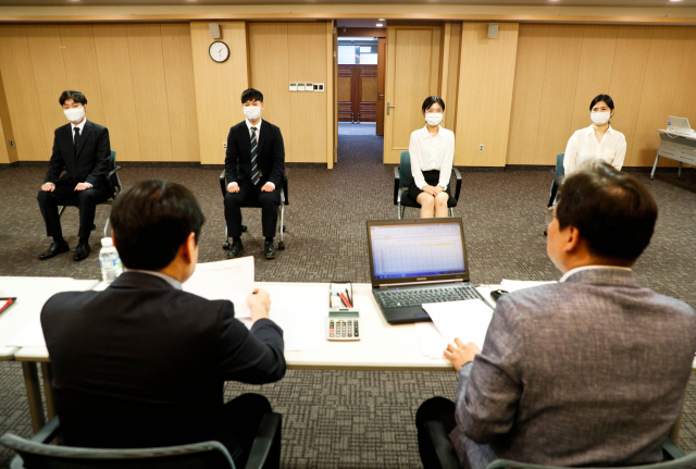 사진은 지난 7월 대구시가 주관한 청년 공공분야 채용에 몰린 면접자 모습으로 4개월 단기 채용에도 경쟁률 11.1대 1을 기록했다. 매일신문 DB