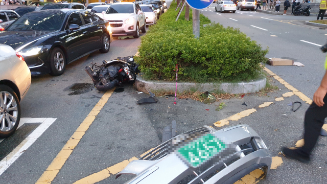 14일 오후 5시 43분께 부산 해운대구 중동역 인근 교차로에서 7중 충돌 사고가 나 운전자 등 7명이 다쳤다. [소방본부제공 제공. 재판매 및 DB금지] 연합뉴스