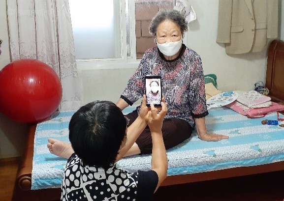 의성군이 15일 추석 연휴를 앞두고 홀로 사는 어르신들의 안부 영상을 찍어 자녀들에게 전달한다고 밝혔다. 사진은 안부 영상을 찍는 모습. 연합뉴스