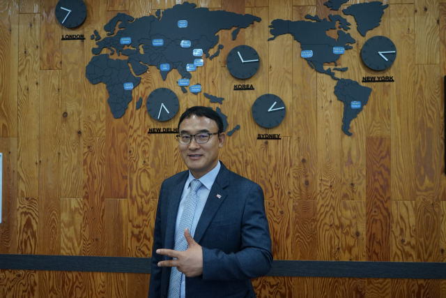 3H 정영재 대표가 휴머니즘(Humanism), 건강(Health), 행복(Happiness)의 의미를 담은 자사명 3H를 뜻하며 세 손가락을 펼쳐보이고 있다. 김윤기 기자