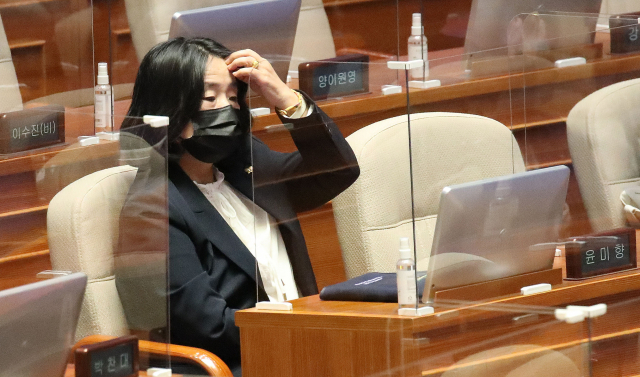 더불어민주당 윤미향 의원이 15일 오후 외교·통일·안보 분야 대정부질문이 열린 국회 본회의장에서 생각에 잠겨 있다. 연합뉴스