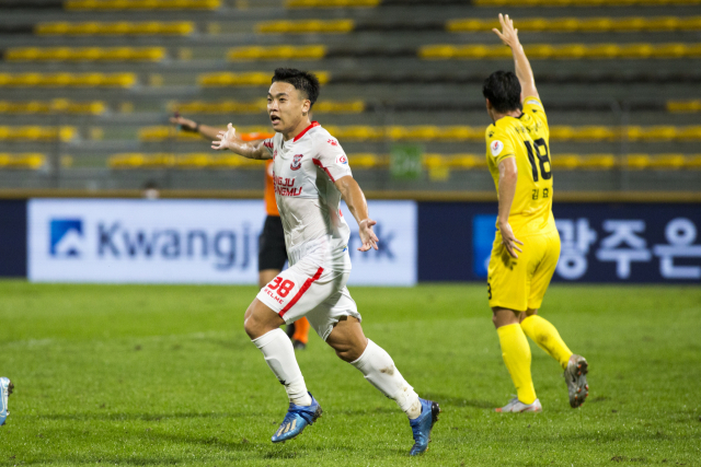 15일 광주축구전용구장에서 열린 광주FC와 경기에서 상주 상무의 정재희가 후반 추가시간 골을 터뜨린후 기뻐하고 있다. 상주 상무 제공.