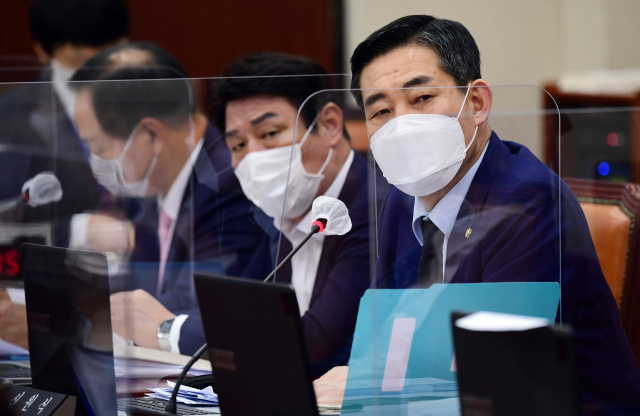 국민의힘 신원식 의원이 16일 국회에서 열린 서욱 국방부 장관 후보자 인사청문회에서 질의하고 있다. 연합뉴스