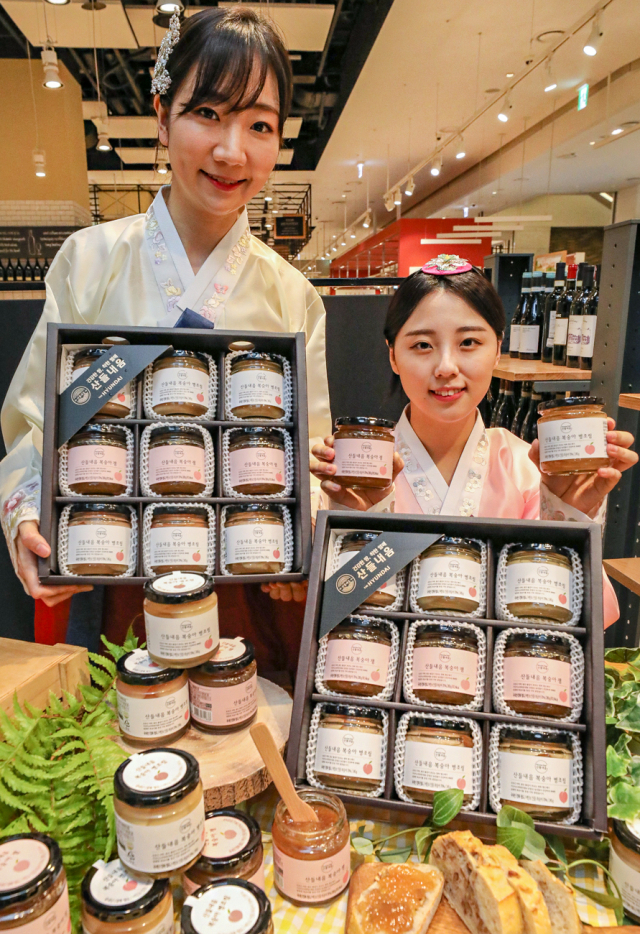 현대그린푸드는 자체 농산물 브랜드 산들내음이 친환경 복숭아로 만든 