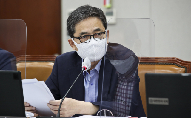 지난 9월 2일 오후 서울 여의도 국회에서 열린 국회 운영위원회 전체회의에서 미래통합당 곽상도 의원이 노영민 대통령비서실장에게 문재인 대통령 농지 취득 현황관련 질의를 하고 있다. 연합뉴스