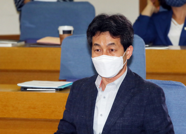 더불어민주당 윤건영 의원이 16일 국회 의원회관에서 열린 포스트 코로나와 대한민국 풀체인지 토론회에 참석하고 있다. 연합뉴스