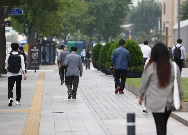 사회적 거리두기 2단계가 시행 중인 15일 시청역 인근을 지나는 출근길 시민들이 거리를 두고 걸어가고 있다. 연합뉴스