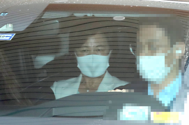 추미애 법무부 장관이 16일 경기도 정부과천청사 법무부를 나서고 있다. 연합뉴스