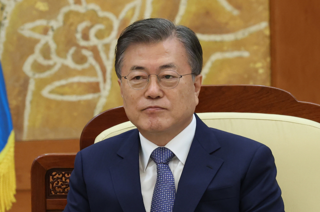 문재인 대통령이 16일 오후 청와대에서 세계지식포럼 참석차 방한한 테리사 메이 전 영국 총리를 접견하고 있다. 연합뉴스