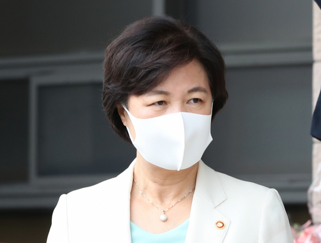 추미애 법무부 장관이 지난 16일 경기도 정부과천청사 법무부를 나서고 있다. 연합뉴스