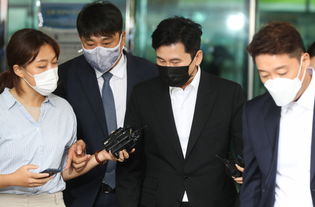 해외에서 억대 원정도박을 벌인 혐의로 올해 5월 약식 기소된 양현석 전 YG엔터테인먼트 대표가 지난 9일 오후 서울서부지법에서 열린 1차 공판을 마치고 법원을 나서고 있다. 연합뉴스