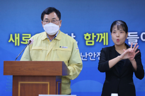 최근 경북 경주에서 코로나19 환자가 잇따라 나오면서 지난 16일 주낙영 경주시장이 영상브리핑을 통해 코로나19의 지역사회 전파를 막기 위한 시민들의 협조를 당부하고 있다. 경주시 제공