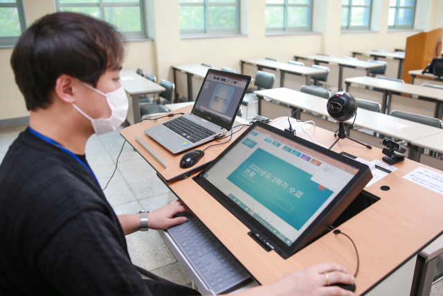 대구가톨릭대 한 교직원이 강의실에 설치된 온라인 수업 기자재를 점검하고 있다. 매일신문 DB