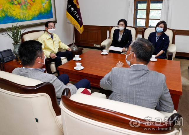 17일 대구 중구의회 의원들이 장상수 대구시의회 의장을 만나 주거복합 건출물 용적률 제한을 담은 대구시 도시계획 조례 개정 철회를 촉구하고 있다. 우태욱 기자 woo@imaeil.com