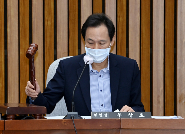 대법관(이흥구) 임명동의에 관한 인사청문특별위원회 우상호 위원장이 3일 오전 서울 여의도 국회에서 열린 인사청문특별위원회 전체회의에서 이흥구 대법관 후보자에 대한 임명동의안 심사경과보고서 채택의 건 가결을 선포하는 의사봉을 두드리고 있다. 연합뉴스