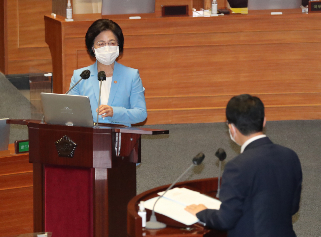 추미애 법무부 장관이 17일 오후 서울 여의도 국회에서 진행된 본회의 교육·사회·문화 분야 대정부질문에서 김상훈 국민의힘 의원의 질의에 답변하고 있다. 연합뉴스