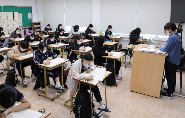 수시·정시 지원 전략을 세우는 데 필수적인 자료 중 하나가 9월 모의평가 성적이다. 실제 수능시험의 출제 경향과 난이도를 예상해볼 수 있는 시험이기도 하다. 16일 9월 모의평가를 치르고 있는 경북여고 3학년 학생들 모습. 김영진 기자 kyjmaeil@imaeil.com