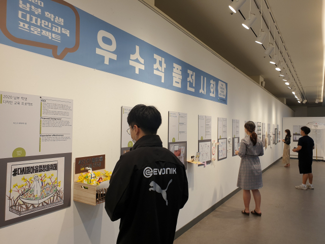 대구학생문화센터 e-갤러리에서 학생과 학부모들이 