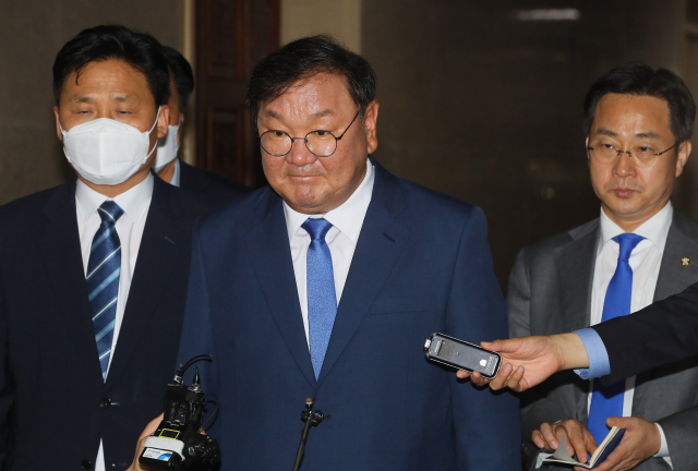 더불어민주당 김태년 원내대표(가운데), 김영진 원내총괄수석부대표(왼쪽), 박성준 원내대변인이 지난 23일 국회 의장실에서 박병석 의장과 면담한 뒤 취재진의 질문에 답하고 있다. 연합뉴스