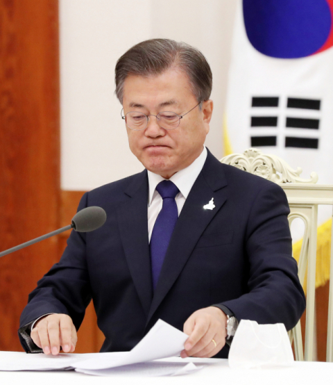 문재인 대통령이 18일 오전 청와대 본관에서 열린 한국 불교지도자 초청 간담회에 참석해 발언을 마치고 있다. 연합뉴스