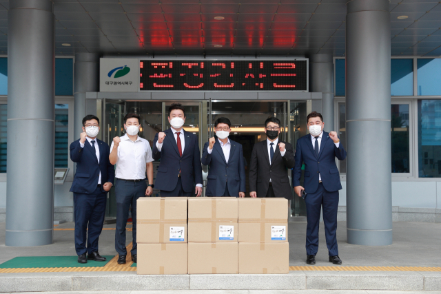 대구청년회의소(회장 강동진) 회원들이 17일 북구청을 방문해 손소독제와 마스크를 기탁했다. 북구청 제공