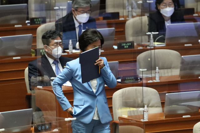추미애 법무부 장관이 17일 오후 서울 여의도 국회에서 진행된 본회의 교육·사회·문화 분야 대정부질문에서 답변을 위해 발언대로 나가고 있다. 연합뉴스