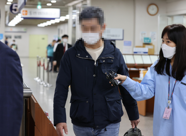 웅동중학교 교사 채용 비리 등의 혐의로 재판에 넘겨진 조국 전 법무부 장관의 동생 조권 씨가 18일 오후 서울 서초구 서울중앙지법에서 열린 선고공판에 출석하기 위해 법정으로 향하고 있다. 서울중앙지법 형사합의21부(김미리 부장판사)는 조씨의 업무방해 혐의를 유죄로 인정해 징역 1년의 실형을 선고했다. 연합뉴스