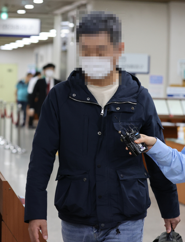 웅동중학교 교사 채용 비리 등의 혐의로 재판에 넘겨진 조국 전 법무부 장관의 동생 조권 씨가 18일 오후 서울 서초구 서울중앙지법에서 열린 선고공판에 출석하기 위해 법정으로 향하고 있다. 서울중앙지법 형사합의21부(김미리 부장판사)는 조씨의 업무방해 혐의를 유죄로 인정해 징역 1년의 실형을 선고했다. 연합뉴스