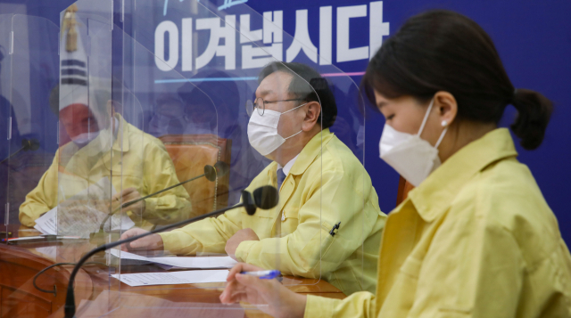 더불어민주당 김태년 원내대표가 18일 오전 서울 여의도 국회에서 열린 최고위원회의에서 발언하고 있다. 연합뉴스