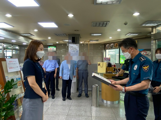 지난 15일 장호식 대구북부경찰서장이 보이스피싱 피해를 예방한 북대구농협 산격지점 직원 문해연(39) 씨에게 감사장을 수여하고 있다. 북대구농협 산격지점 제공