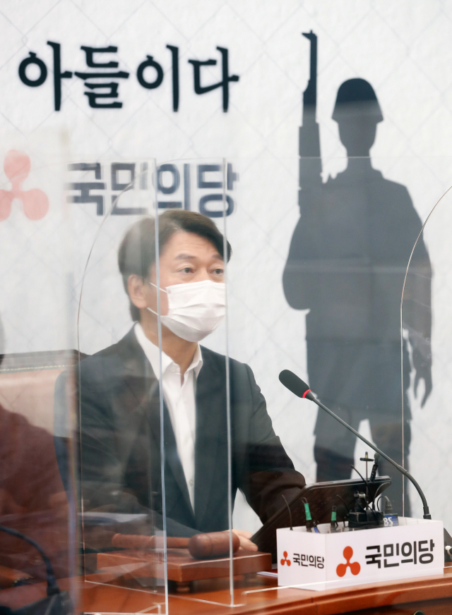 국민의당 안철수 대표가 17일 오전 서울 여의도 국회에서 열린 최고위원회의에서 발언하고 있다. 국민의당은 이날 백드롭을 