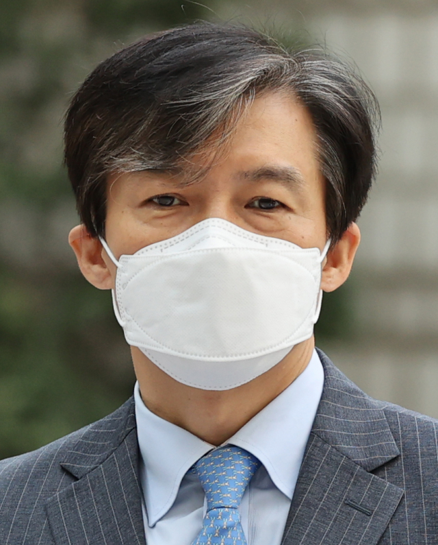 감찰 무마 의혹 사건 등으로 기소된 조국 전 법무부 장관이 서울 서초구 서울중앙지법에서 열린 속행공판에 출석하기 위해 법정으로 향하며 취재진의 질문에 답하고 있다. 연합뉴스