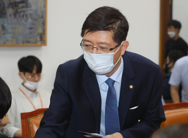 더불어민주당 김홍걸 의원이 24일 국회에서 열린 국회 외교통일위원회 여당의원 간담회에 참석하고 있다. 연합뉴스